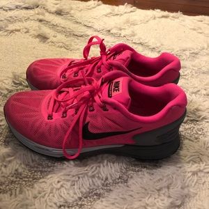 Nike hot pink lunarglide tennis shoes